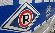 Na zdjęciu widzimy literę R- symbol ruchu drogowego oraz gwiazdę policyjną.